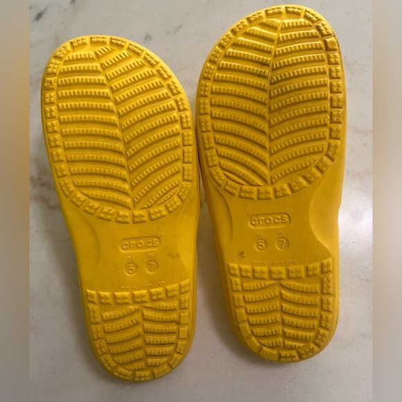 UsedVeryGood_Crocs Unisex Classic Two-Strap Slide Sandals_Yellow_Sz7Women/5 Men - Picture 4 of 5